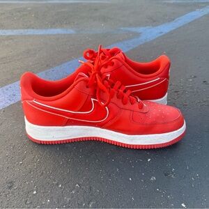 NIKE MENS AIR FORCE 1 LOW 07 SNEAKERS, SIZE US MENS 10, PICANTE RED/WHITE